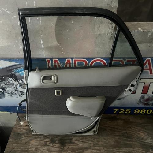 Puerta  Trasera derecha toyota salon 95-97