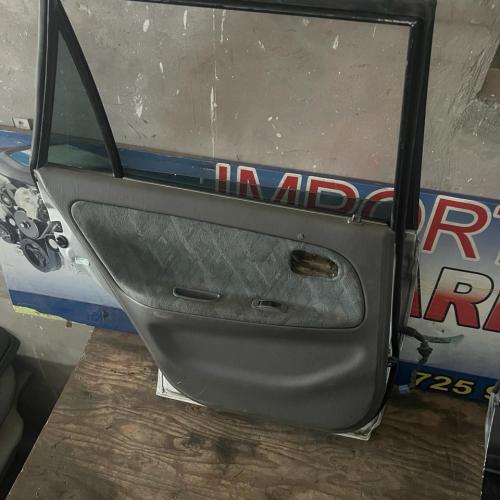 Puerta Trasera Izquierda Toyota corolla 96-2000